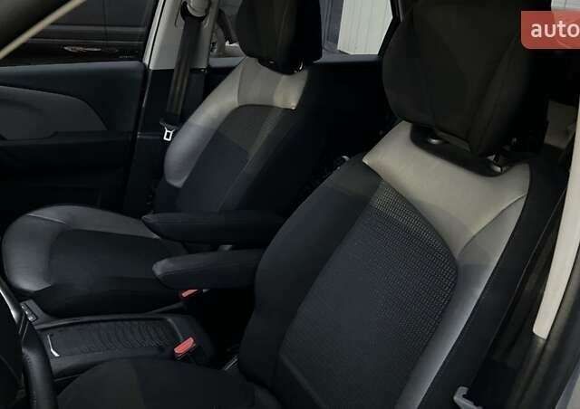 Серый Ситроен С4 Пикассо, объемом двигателя 1.56 л и пробегом 107 тыс. км за 10500 $, фото 33 на Automoto.ua