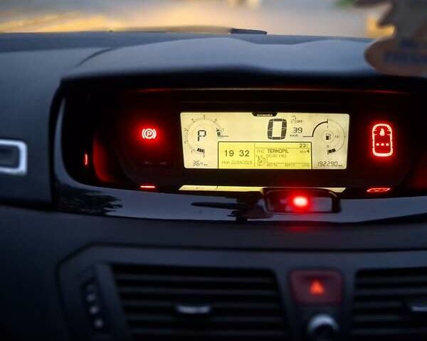 Серый Ситроен С4 Пикассо, объемом двигателя 1.6 л и пробегом 192 тыс. км за 6499 $, фото 21 на Automoto.ua