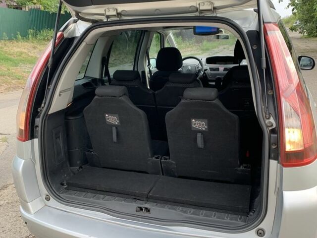 Серый Ситроен С4 Пикассо, объемом двигателя 2 л и пробегом 350 тыс. км за 6000 $, фото 4 на Automoto.ua