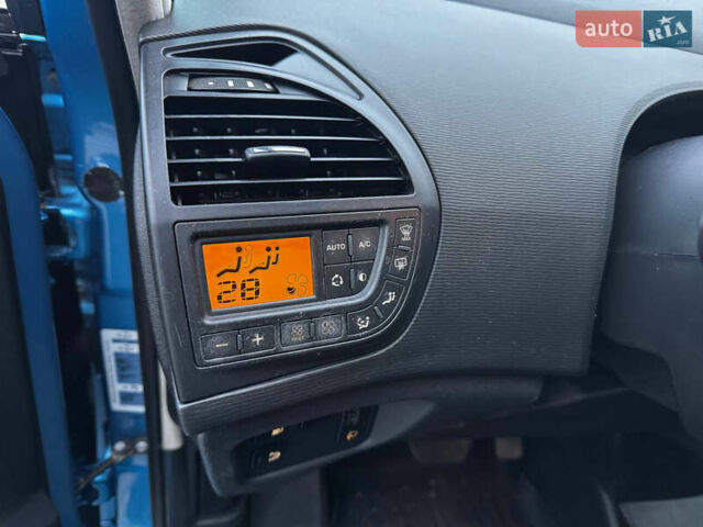 Синій Сітроен С4 Пікассо, об'ємом двигуна 2 л та пробігом 240 тис. км за 5700 $, фото 6 на Automoto.ua