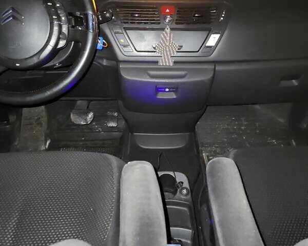Синий Ситроен С4 Пикассо, объемом двигателя 2 л и пробегом 268 тыс. км за 5400 $, фото 8 на Automoto.ua