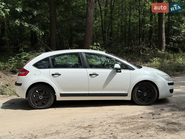 Белый Ситроен С4, объемом двигателя 1.59 л и пробегом 153 тыс. км за 4490 $, фото 3 на Automoto.ua
