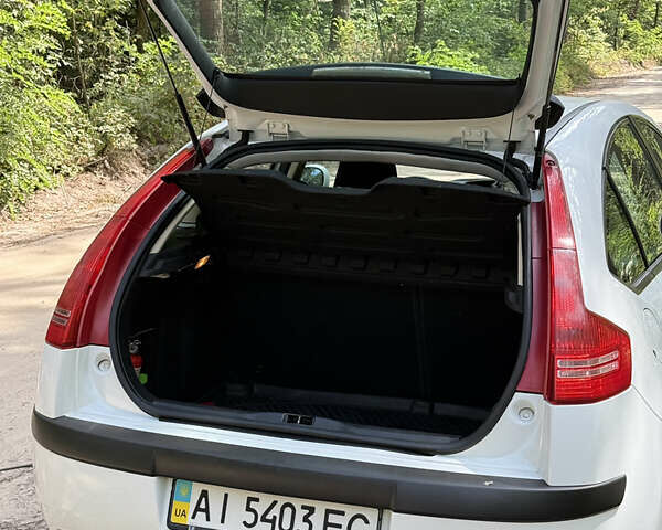 Белый Ситроен С4, объемом двигателя 1.59 л и пробегом 153 тыс. км за 4490 $, фото 13 на Automoto.ua