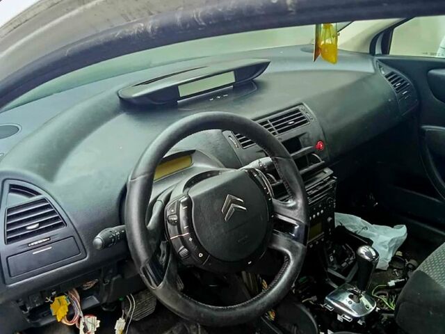 Белый Ситроен С4, объемом двигателя 1.6 л и пробегом 25 тыс. км за 2200 $, фото 2 на Automoto.ua