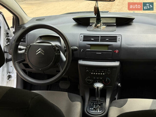 Белый Ситроен С4, объемом двигателя 1.59 л и пробегом 153 тыс. км за 4490 $, фото 8 на Automoto.ua