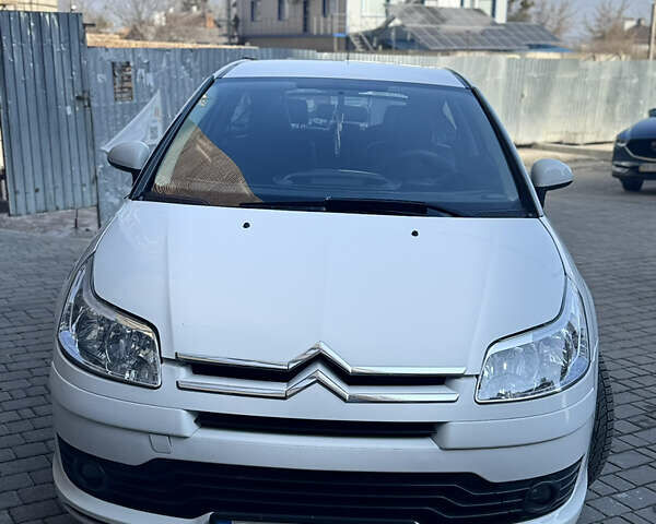 Белый Ситроен С4, объемом двигателя 1.59 л и пробегом 230 тыс. км за 4300 $, фото 4 на Automoto.ua