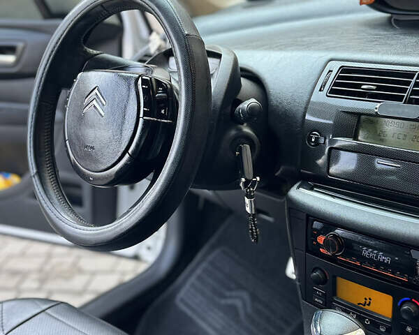 Белый Ситроен С4, объемом двигателя 1.59 л и пробегом 230 тыс. км за 4300 $, фото 14 на Automoto.ua