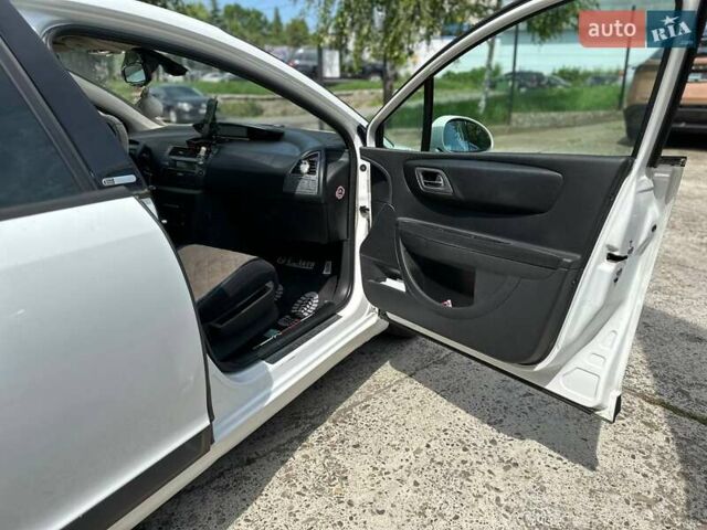 Белый Ситроен С4, объемом двигателя 2 л и пробегом 224 тыс. км за 6500 $, фото 15 на Automoto.ua