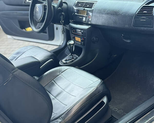 Белый Ситроен С4, объемом двигателя 1.59 л и пробегом 230 тыс. км за 4300 $, фото 8 на Automoto.ua