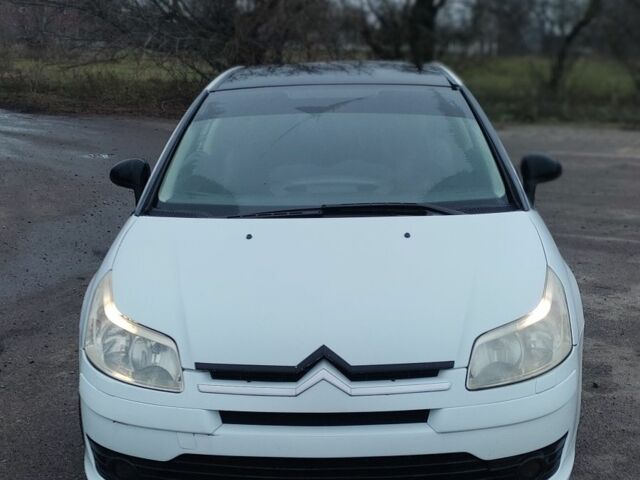 Белый Ситроен С4, объемом двигателя 1.6 л и пробегом 300 тыс. км за 2700 $, фото 1 на Automoto.ua