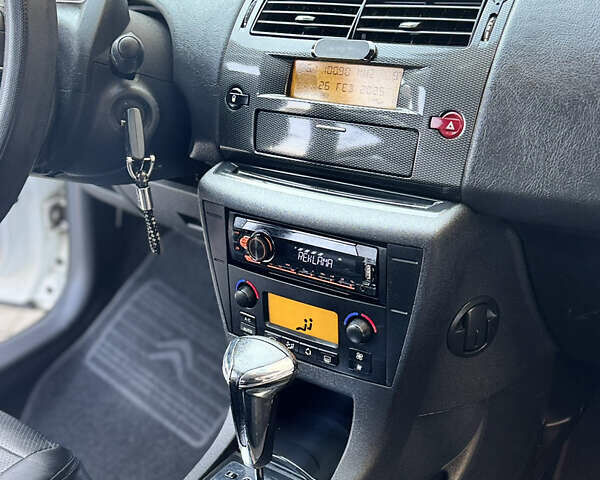 Белый Ситроен С4, объемом двигателя 1.59 л и пробегом 230 тыс. км за 4300 $, фото 9 на Automoto.ua