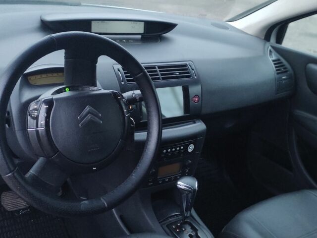 Белый Ситроен С4, объемом двигателя 1.6 л и пробегом 300 тыс. км за 2700 $, фото 7 на Automoto.ua