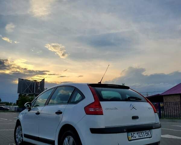 Белый Ситроен С4, объемом двигателя 1.6 л и пробегом 106 тыс. км за 5800 $, фото 2 на Automoto.ua