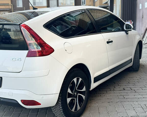 Белый Ситроен С4, объемом двигателя 1.59 л и пробегом 230 тыс. км за 4300 $, фото 3 на Automoto.ua