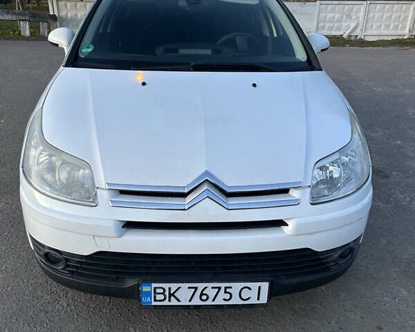 Белый Ситроен С4, объемом двигателя 1.6 л и пробегом 227 тыс. км за 4600 $, фото 4 на Automoto.ua