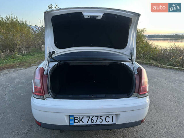 Белый Ситроен С4, объемом двигателя 1.6 л и пробегом 227 тыс. км за 4850 $, фото 5 на Automoto.ua