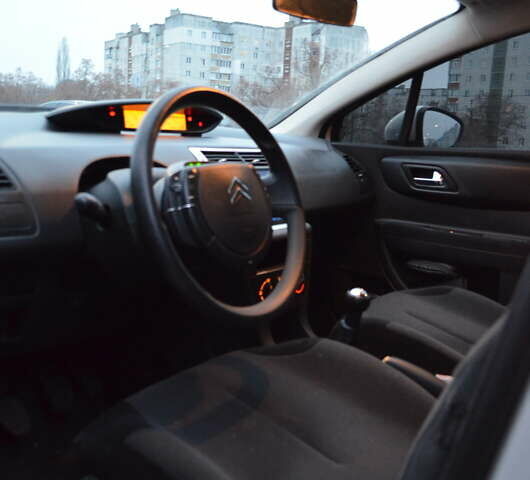 Белый Ситроен С4, объемом двигателя 1.4 л и пробегом 188 тыс. км за 6500 $, фото 4 на Automoto.ua