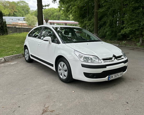 Білий Сітроен С4, об'ємом двигуна 1.36 л та пробігом 199 тис. км за 4400 $, фото 3 на Automoto.ua