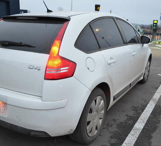 Белый Ситроен С4, объемом двигателя 1.4 л и пробегом 188 тыс. км за 6500 $, фото 3 на Automoto.ua