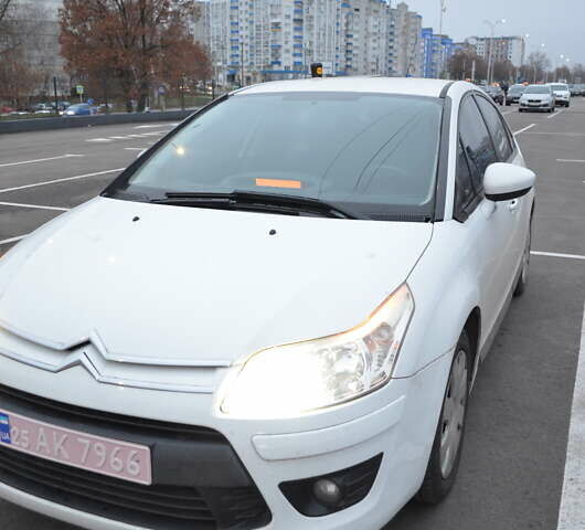 Белый Ситроен С4, объемом двигателя 1.4 л и пробегом 188 тыс. км за 6500 $, фото 1 на Automoto.ua