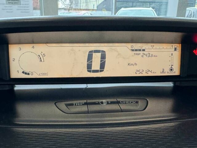 Белый Ситроен С4, объемом двигателя 1.6 л и пробегом 255 тыс. км за 5700 $, фото 13 на Automoto.ua