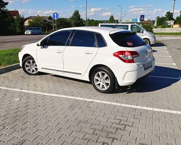 Белый Ситроен С4, объемом двигателя 1.6 л и пробегом 126 тыс. км за 8000 $, фото 2 на Automoto.ua