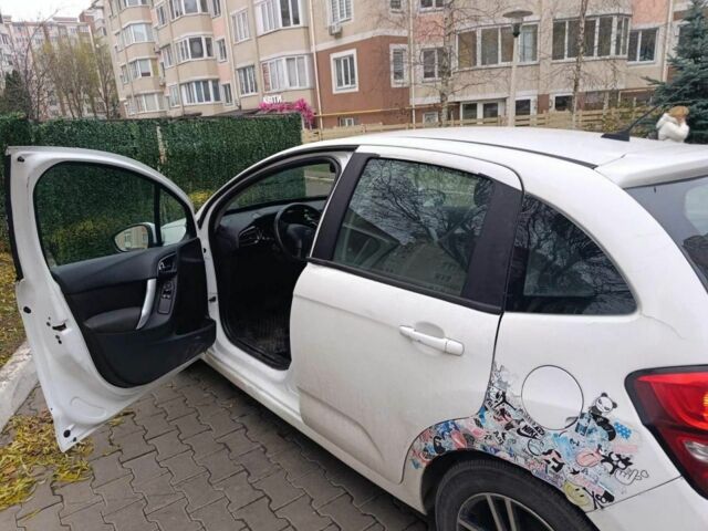 Белый Ситроен С4, объемом двигателя 1.4 л и пробегом 141 тыс. км за 3900 $, фото 2 на Automoto.ua