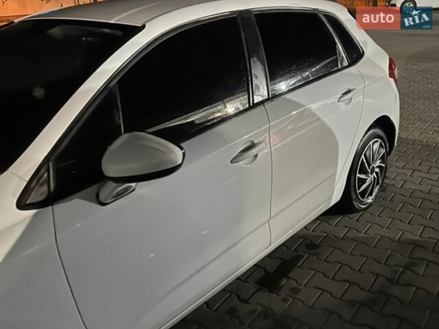 Белый Ситроен С4, объемом двигателя 1.6 л и пробегом 187 тыс. км за 7777 $, фото 5 на Automoto.ua