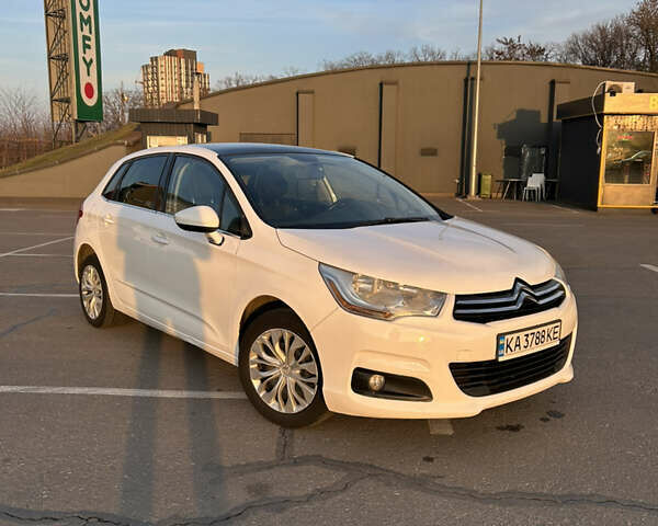 Белый Ситроен С4, объемом двигателя 1.6 л и пробегом 220 тыс. км за 7500 $, фото 2 на Automoto.ua