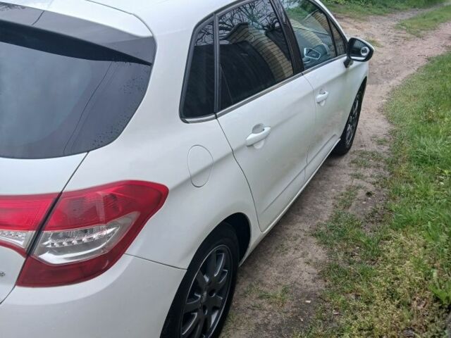 Белый Ситроен С4, объемом двигателя 1.6 л и пробегом 383 тыс. км за 5900 $, фото 4 на Automoto.ua