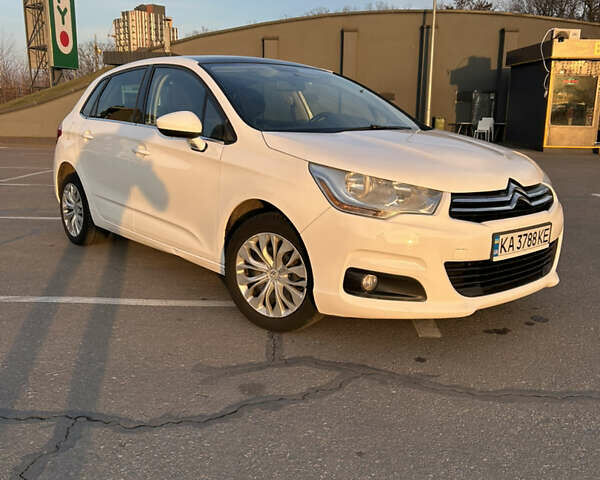 Белый Ситроен С4, объемом двигателя 1.6 л и пробегом 220 тыс. км за 7500 $, фото 1 на Automoto.ua