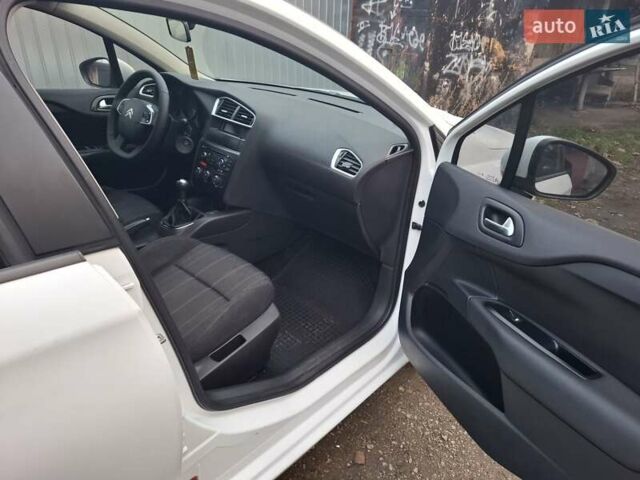 Белый Ситроен С4, объемом двигателя 1.6 л и пробегом 241 тыс. км за 5200 $, фото 6 на Automoto.ua