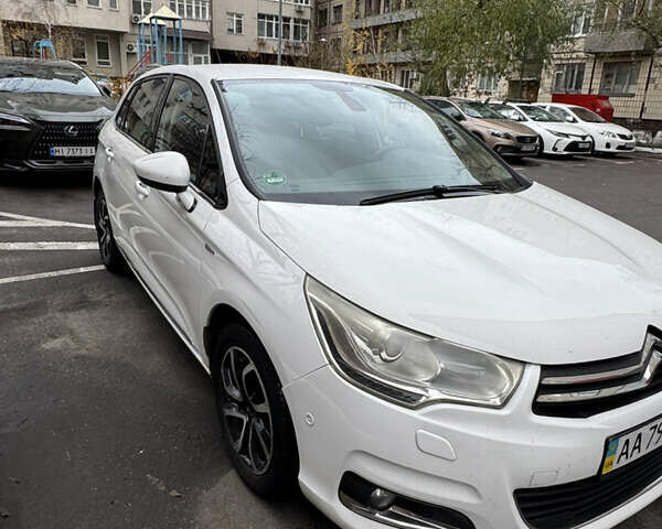 Белый Ситроен С4, объемом двигателя 1.56 л и пробегом 265 тыс. км за 7500 $, фото 2 на Automoto.ua