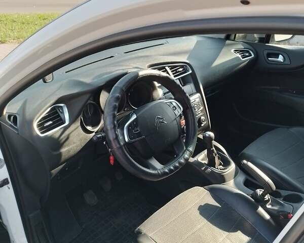 Білий Сітроен С4, об'ємом двигуна 1.59 л та пробігом 264 тис. км за 6800 $, фото 4 на Automoto.ua