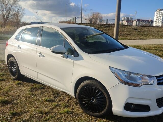 Белый Ситроен С4, объемом двигателя 1.6 л и пробегом 205 тыс. км за 6500 $, фото 1 на Automoto.ua