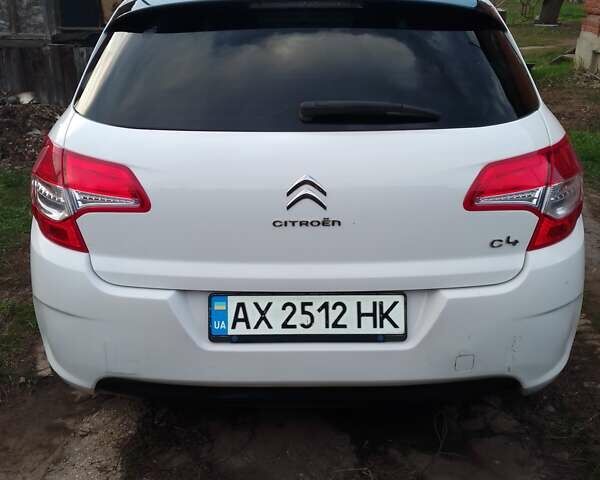 Белый Ситроен С4, объемом двигателя 1.59 л и пробегом 235 тыс. км за 4500 $, фото 10 на Automoto.ua