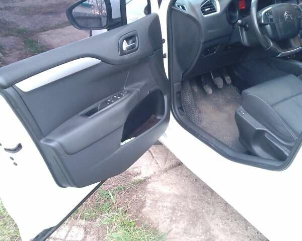 Белый Ситроен С4, объемом двигателя 1.59 л и пробегом 235 тыс. км за 4500 $, фото 8 на Automoto.ua