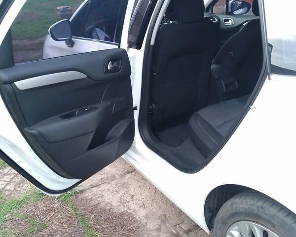 Белый Ситроен С4, объемом двигателя 1.59 л и пробегом 235 тыс. км за 4500 $, фото 9 на Automoto.ua