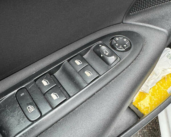 Белый Ситроен С4, объемом двигателя 1.56 л и пробегом 265 тыс. км за 7500 $, фото 7 на Automoto.ua