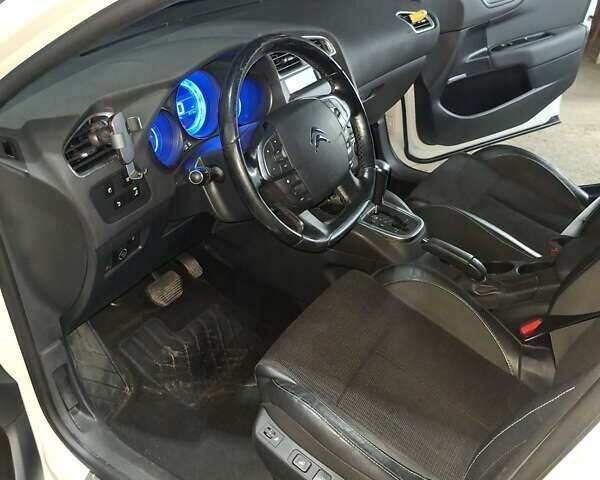 Белый Ситроен С4, объемом двигателя 1.6 л и пробегом 215 тыс. км за 7300 $, фото 4 на Automoto.ua