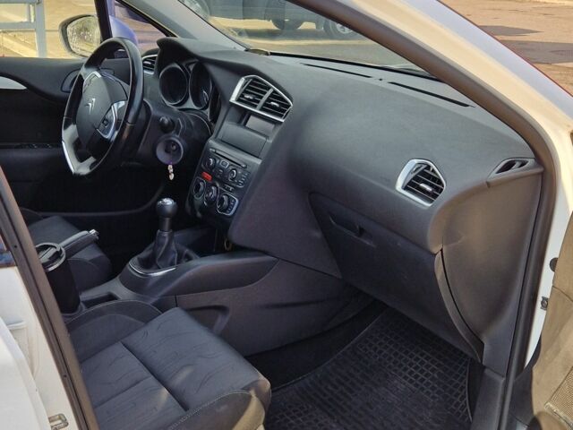 Белый Ситроен С4, объемом двигателя 1.6 л и пробегом 242 тыс. км за 5500 $, фото 5 на Automoto.ua