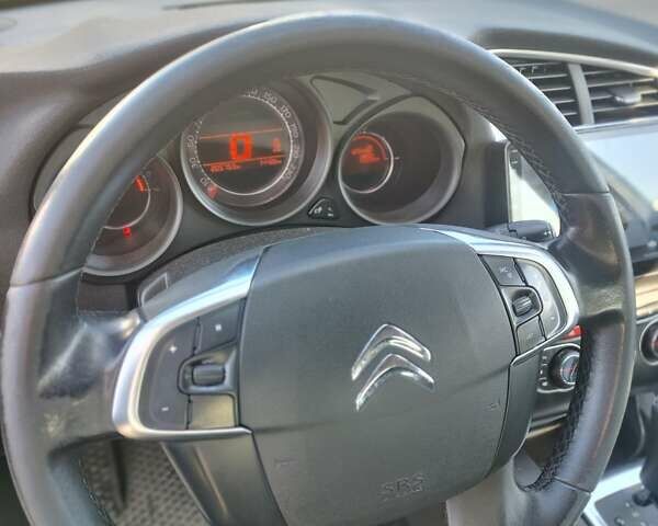 Белый Ситроен С4, объемом двигателя 1.6 л и пробегом 205 тыс. км за 6500 $, фото 7 на Automoto.ua