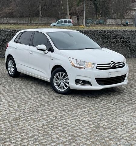 Белый Ситроен С4, объемом двигателя 1.6 л и пробегом 216 тыс. км за 9000 $, фото 2 на Automoto.ua