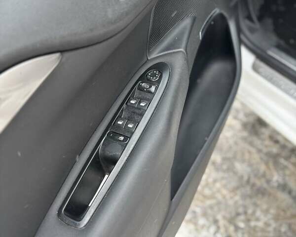 Білий Сітроен С4, об'ємом двигуна 1.6 л та пробігом 229 тис. км за 7700 $, фото 10 на Automoto.ua