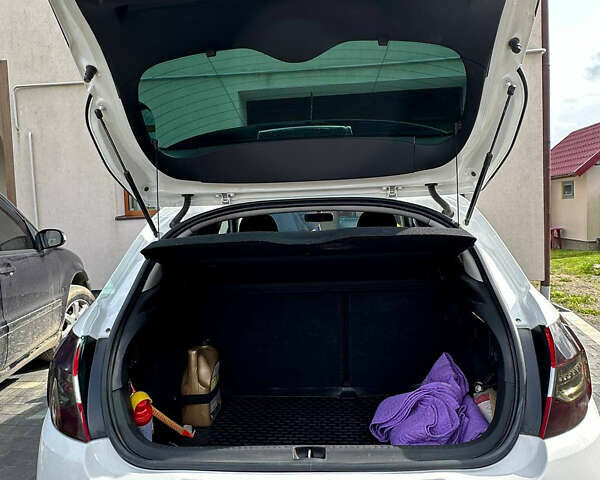 Белый Ситроен С4, объемом двигателя 1.56 л и пробегом 280 тыс. км за 7200 $, фото 4 на Automoto.ua