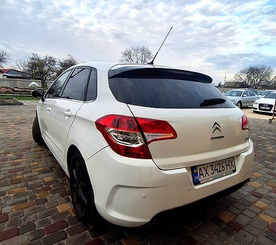 Белый Ситроен С4, объемом двигателя 1.6 л и пробегом 244 тыс. км за 5999 $, фото 4 на Automoto.ua