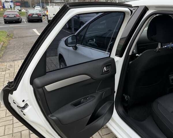 Белый Ситроен С4, объемом двигателя 1.59 л и пробегом 120 тыс. км за 7500 $, фото 30 на Automoto.ua