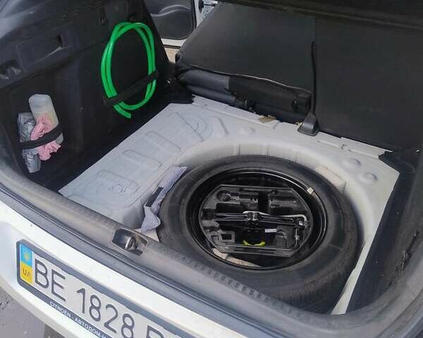 Белый Ситроен С4, объемом двигателя 1.59 л и пробегом 127 тыс. км за 7800 $, фото 11 на Automoto.ua