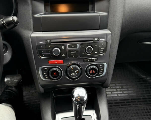 Белый Ситроен С4, объемом двигателя 1.6 л и пробегом 105 тыс. км за 9900 $, фото 11 на Automoto.ua