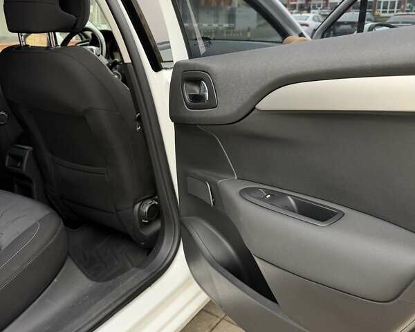 Белый Ситроен С4, объемом двигателя 1.59 л и пробегом 120 тыс. км за 7500 $, фото 33 на Automoto.ua